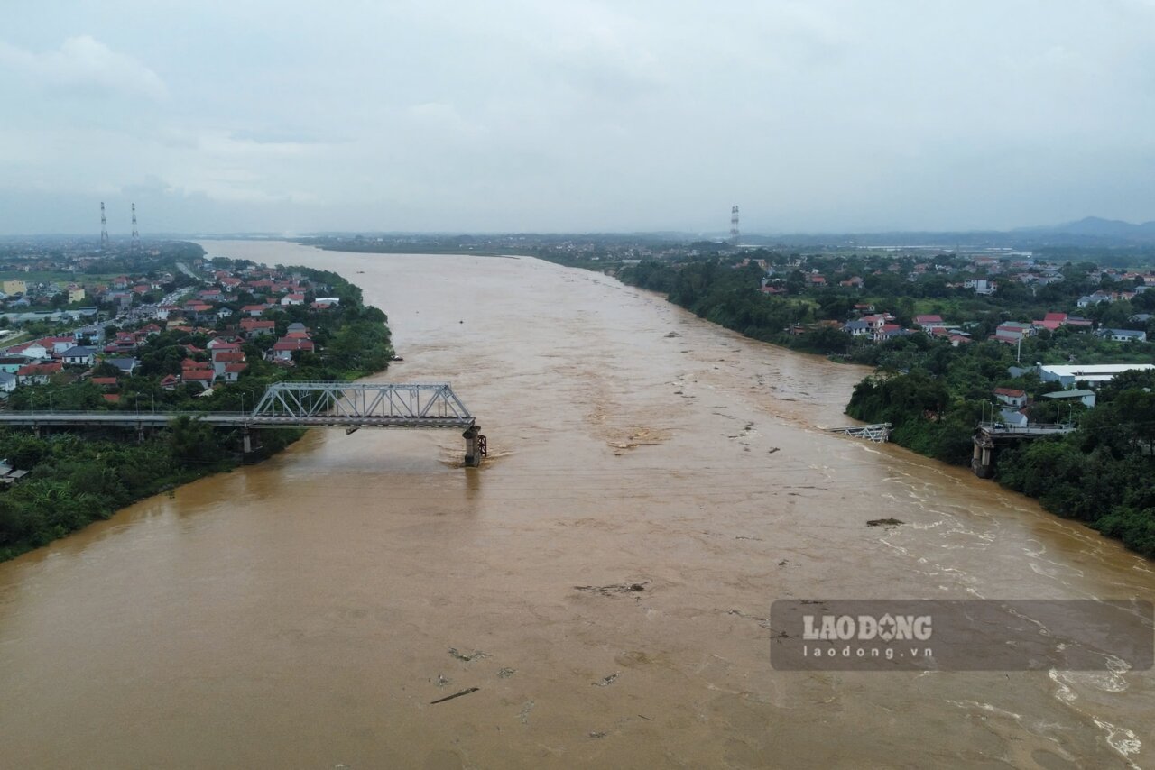Hiện trường vụ sập cầu Phong Châu (Phú Thọ). Ảnh: Tô Công