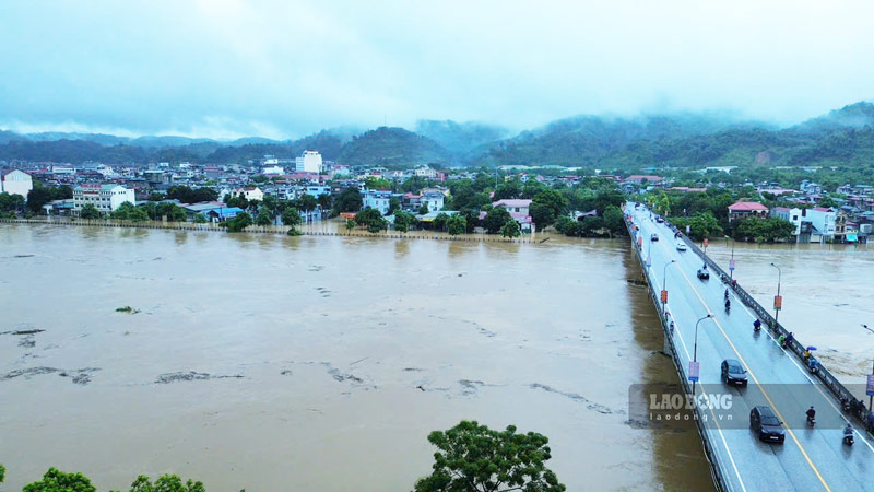 The Red River floods rapidly, causing many places to be submerged in water. Photo: Dinh Dai
