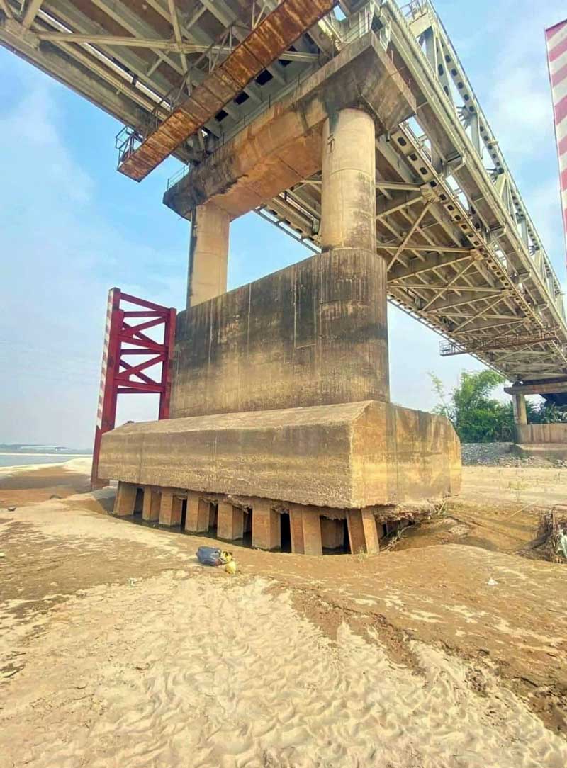 Phong Chau bridge pier foundation during drought. Photo: Provided by local people.
