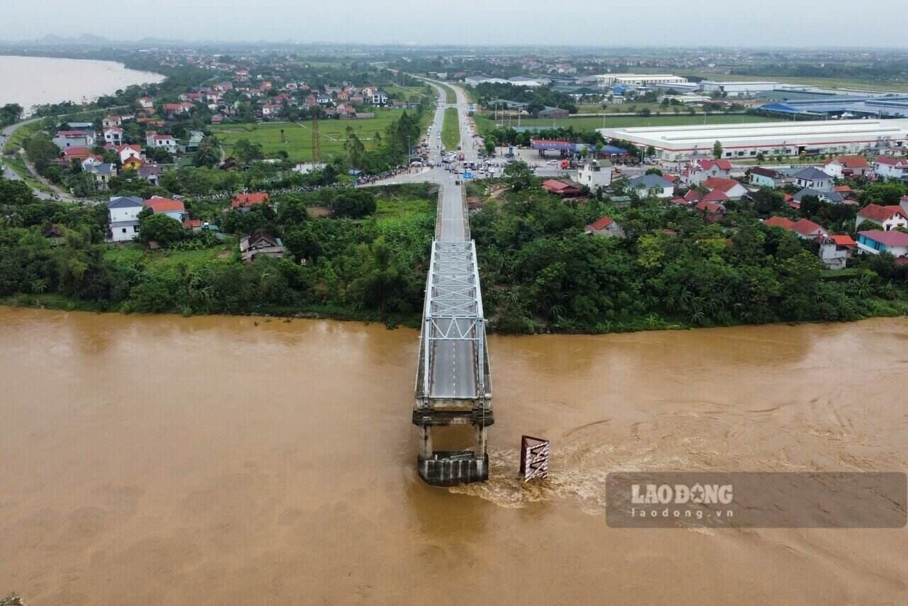 Cận cảnh khu vực cầu Phong Châu bị đổ sập. Ảnh: Tô Công