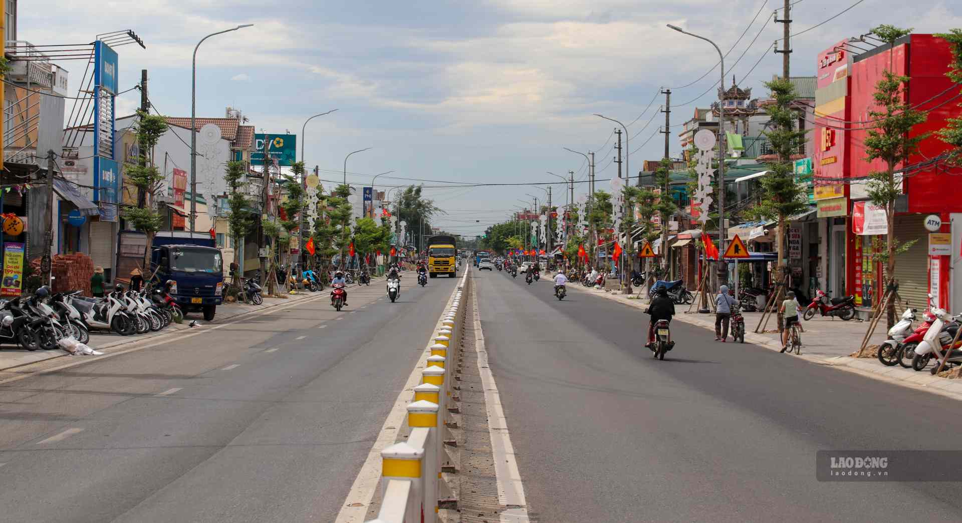 According to Lao Dong, along National Highway 1A (the section passing through Huong Thuy town, Thua Thien Hue province), many investment projects to renovate and expand cross-roads connecting to the national highway are under construction, some places have been completed but have to be fenced off, vehicles are not allowed to pass (the picture above is National Highway 1A).