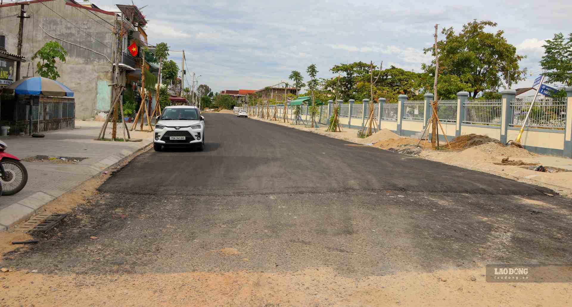 Mr. Duc (a resident) said that the connection point here has been fenced off for a while, and in recent days no construction workers have been seen. Mr. Duc hopes that this road project will be completed soon to facilitate people's travel.