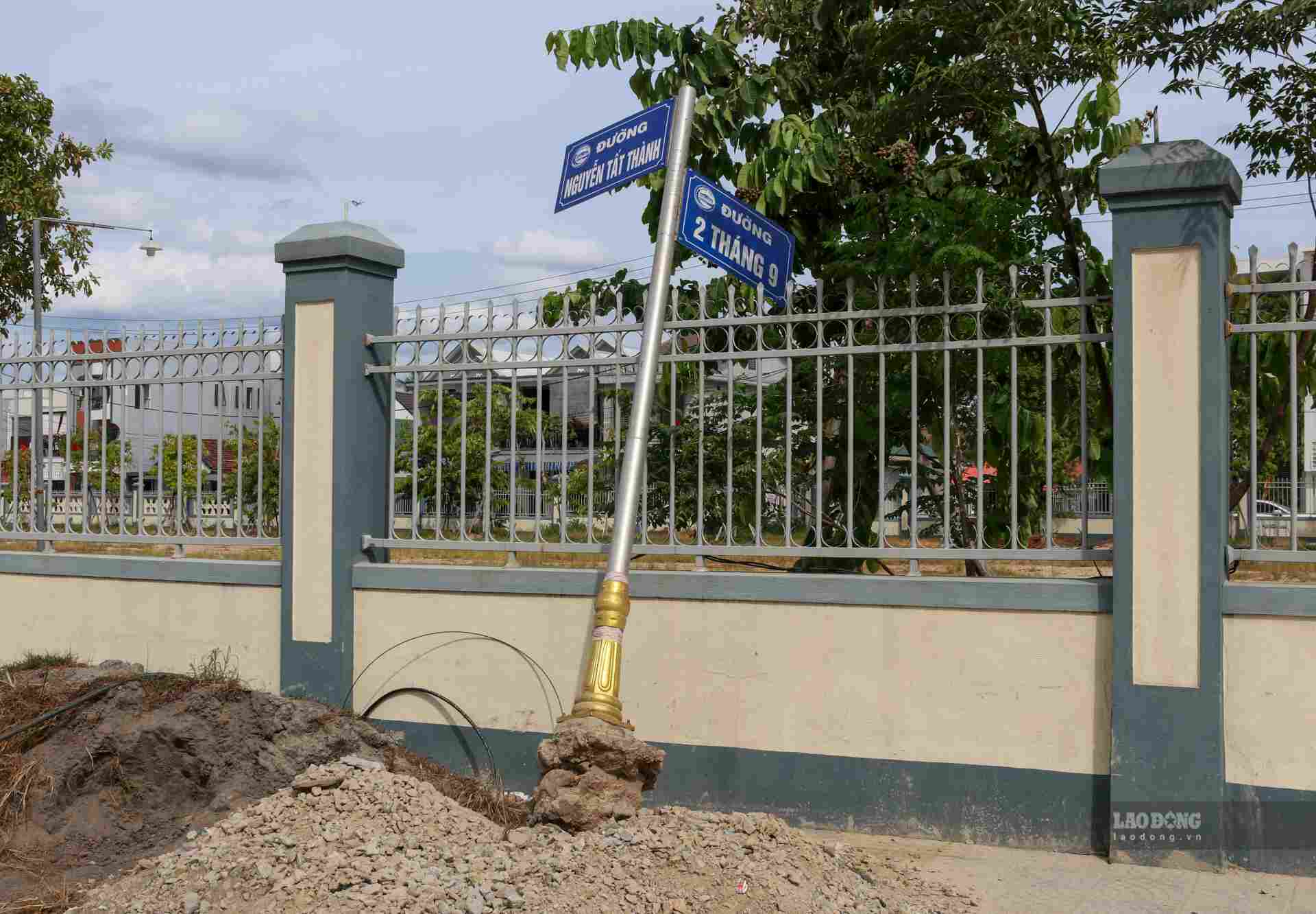 According to research, Huong Thuy town currently has 6 road points connecting to National Highway 1A, the road surface is degraded, damaged and often congested. Therefore, this locality has included in the investment plan, renovation to ensure urban aesthetics, serving the travel needs of the people.