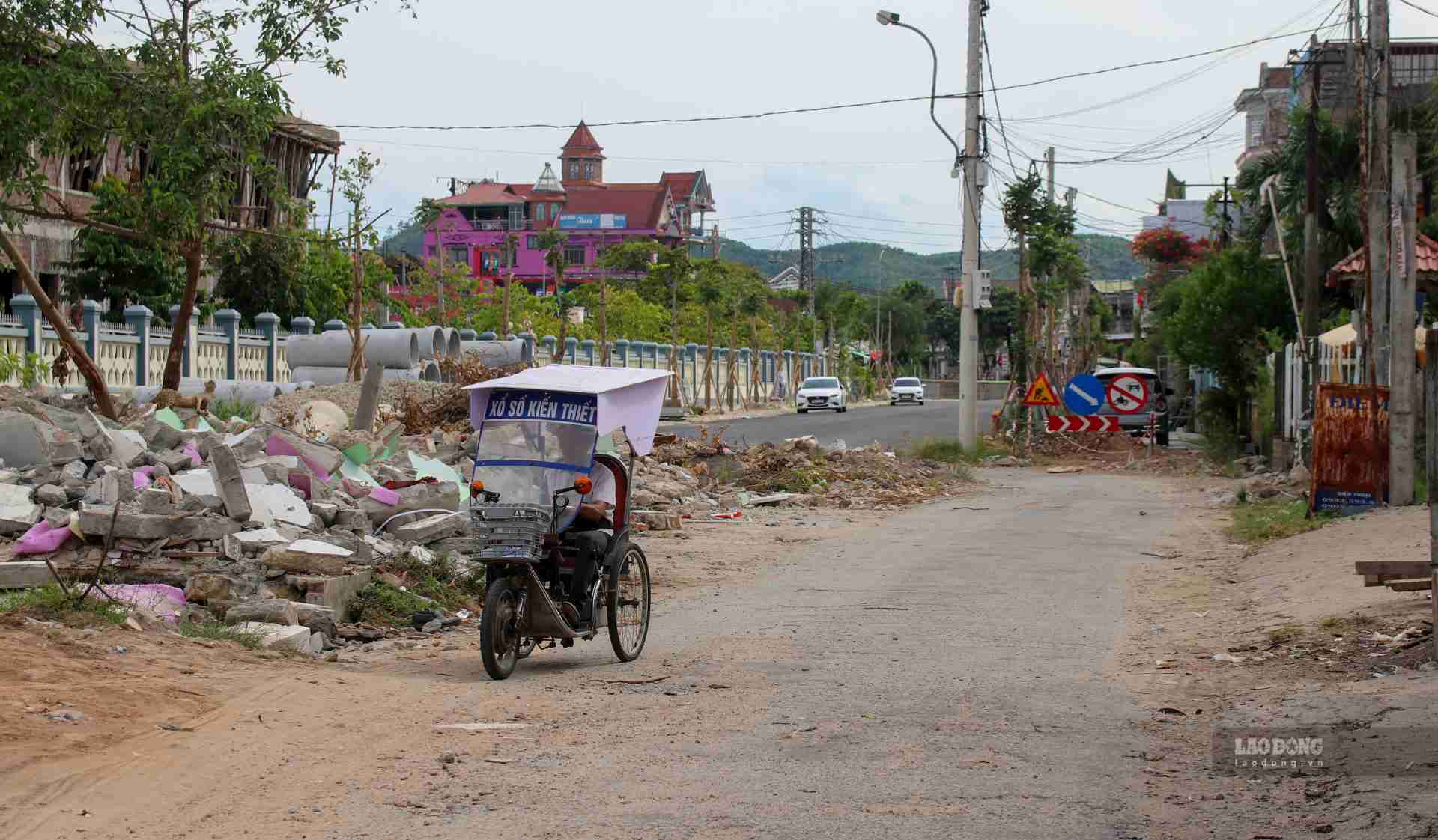 However, there are currently 4 connection points that are being fenced off and under construction due to regulations in Circular 39/2021/TT-BGTVT, amending and supplementing a number of articles of Circular 50/2015/TT-BGTVT related to conditions for being granted a license to renovate and connect to national highways.