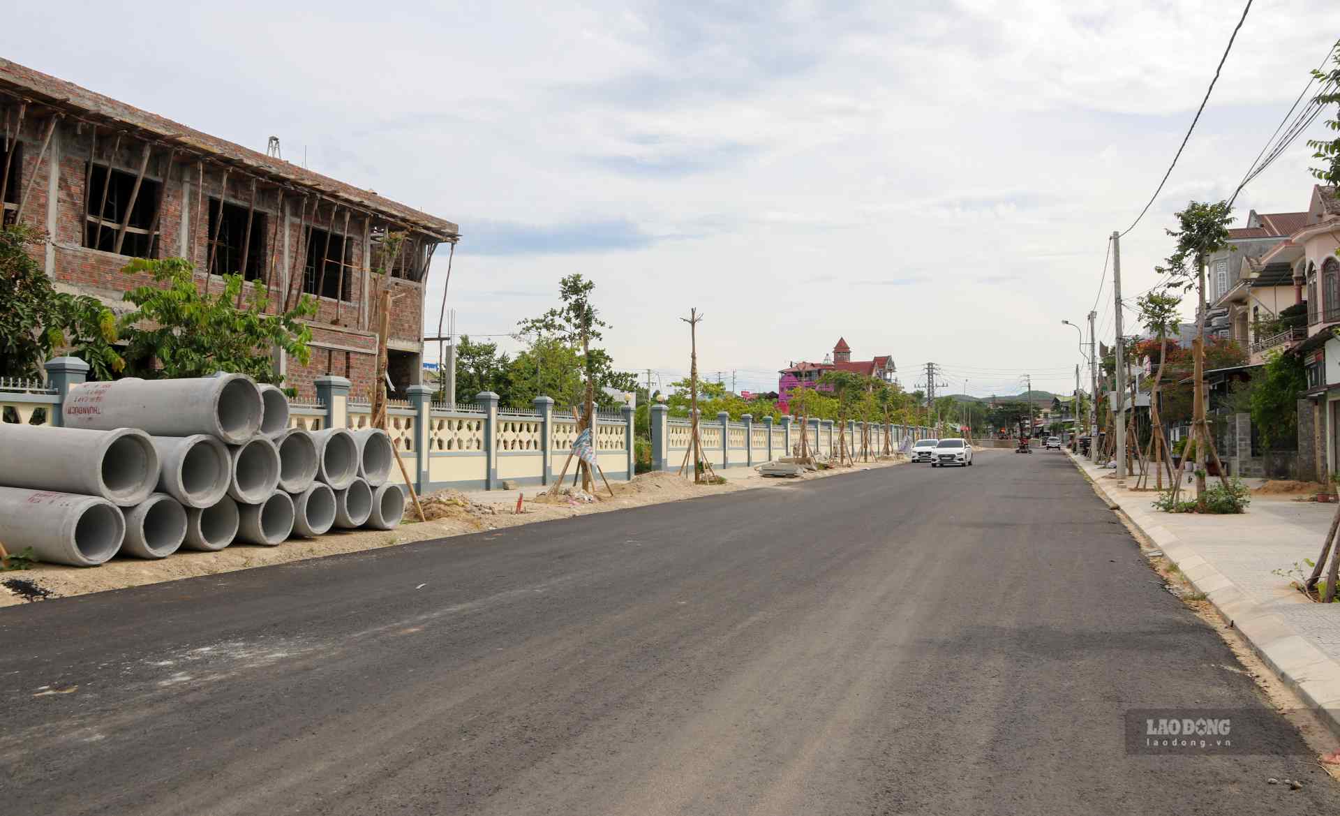 Circular 39/2021/TT-BGTVT stipulates that the requirement for connecting to national highways is to ensure a minimum distance between two connection points and have enough land to design and build a speed-change lane and a left-turn waiting lane.