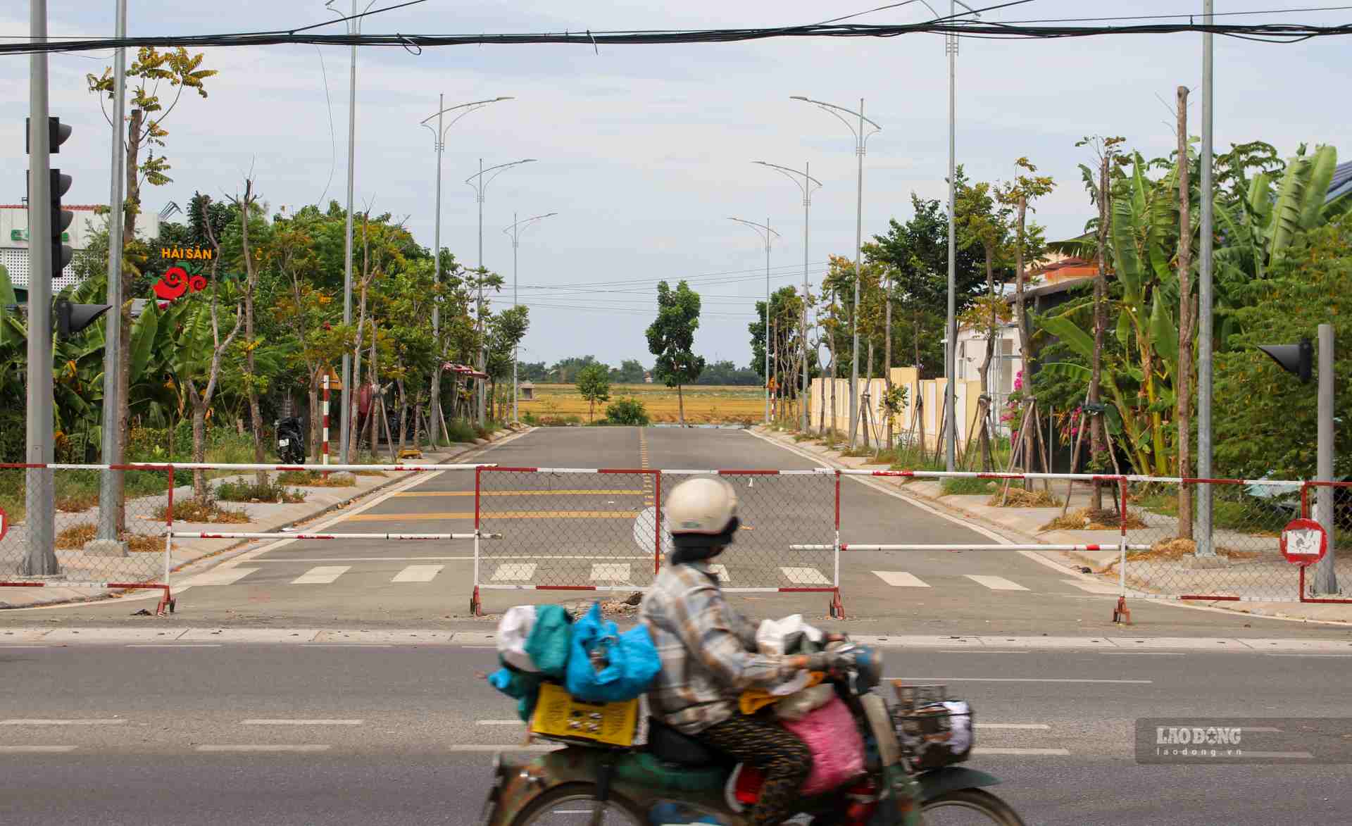Typically, the section of Provincial Road 7 extending from National Highway 1A to Khuc Thua Du Street in Thuy Phuong Ward, Huong Thuy Town, must be fenced off at the connection point with the national highway even though the project is almost completed.