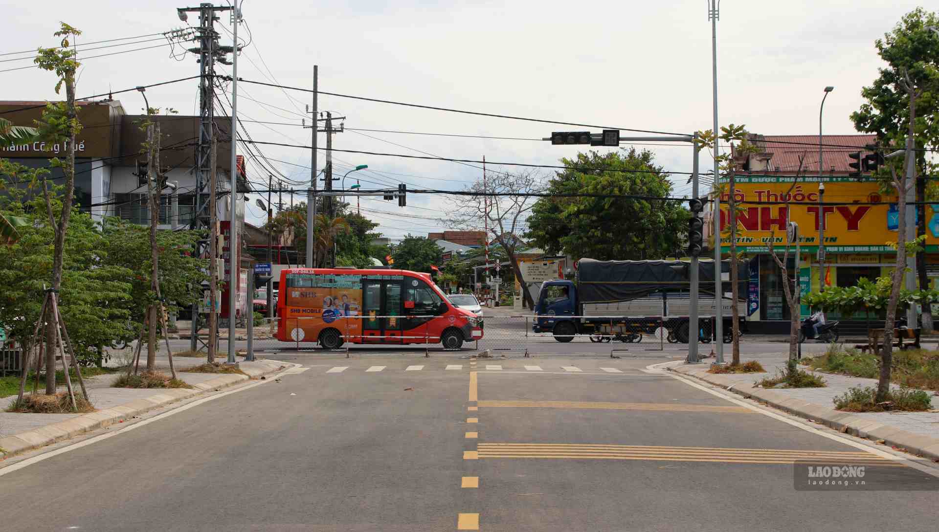 At this connecting level crossing, the road surface, road markings, trees and traffic lights have been completed for a long time. However, this section of road cannot be put into use yet because it does not meet Circular 39/2021/TT-BGTVT of the Ministry of Transport.