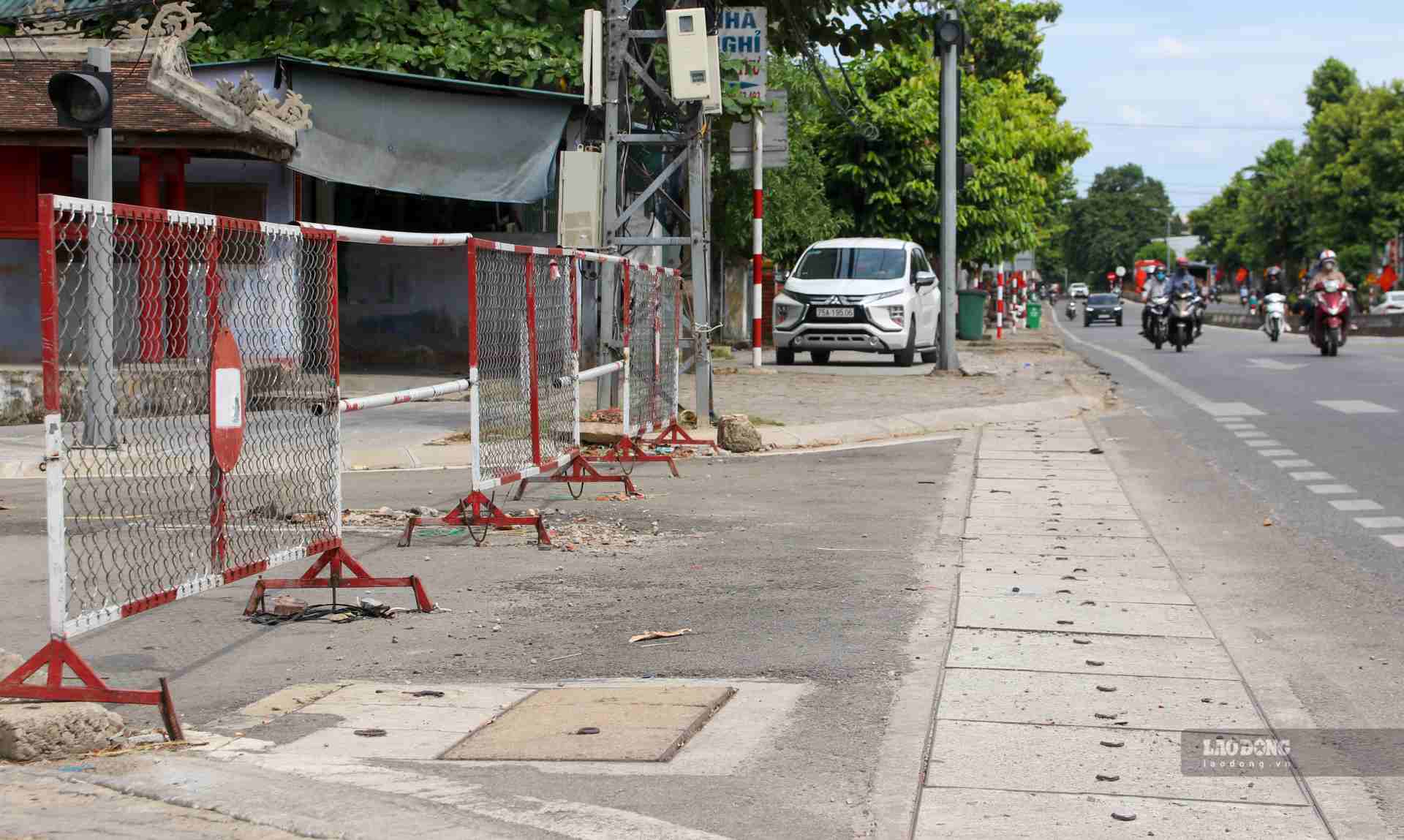 Mr. Quoc Cuong (a resident of Phu Bai Ward) said that every day he travels along National Highway 1A to go to Hue City for work. Every time he passes the barrier here, he can't help but wonder why the road looks like it's been completed but is not in use.