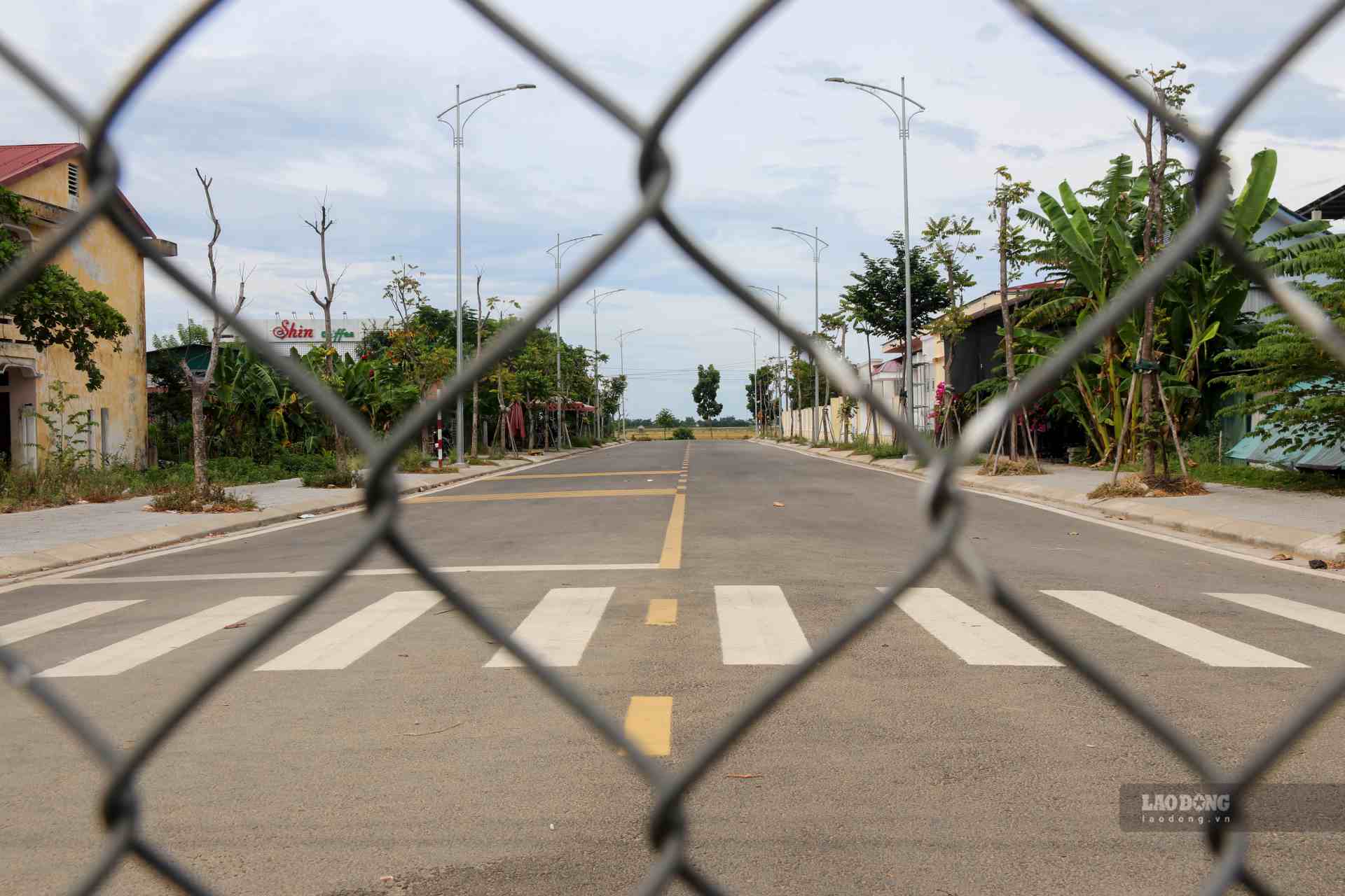 “I have seen people fence it off for a long time, vehicles are not allowed to pass under the sidewalk, sometimes I see people climbing onto the sidewalk to walk, it looks very unsightly, easily causing accidents,” said Mr. Cuong.