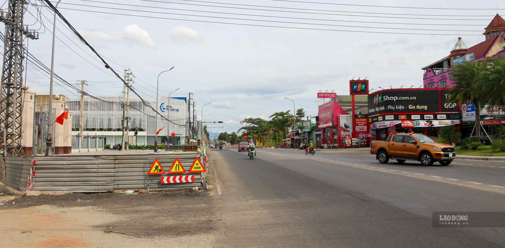 Not far from the above mentioned road is the investment project to build the intersection of 2-9 Road and Nguyen Tat Thanh Road (Huong Thuy Town). The project has a total investment of more than 20.8 billion VND from the budget of Thua Thien Hue province.