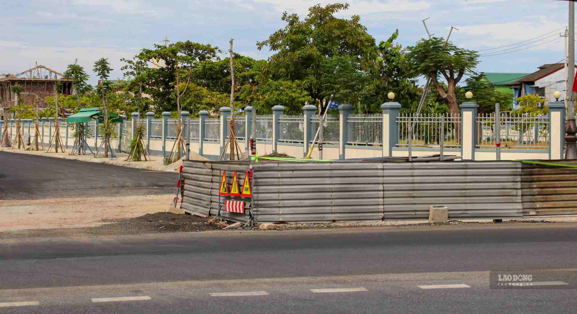 However, while construction was still in progress, the project was forced to temporarily stop construction of the connecting section to National Highway 1A because it had not been licensed by Road Management Area II (Vietnam Road Administration).