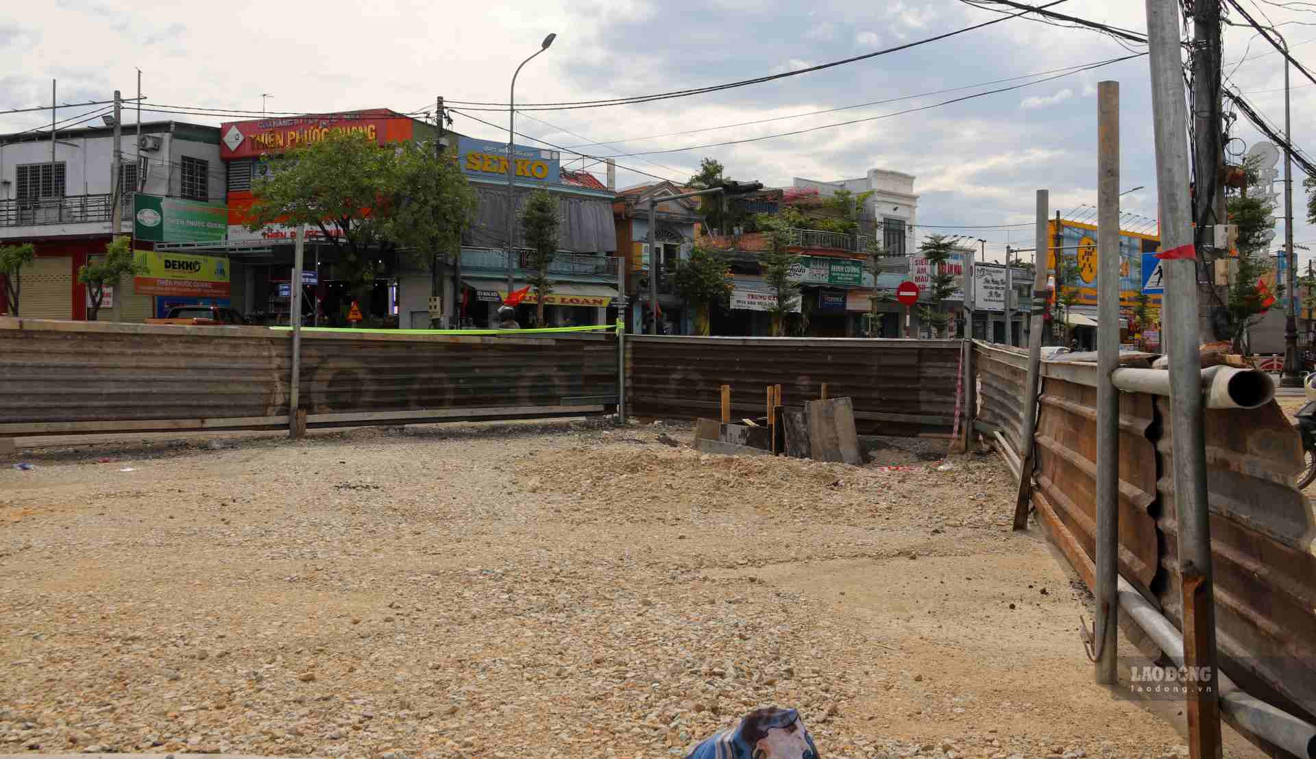 According to records, the construction unit currently has to use corrugated iron fences to fence off the unfinished construction in front of Phu Luong Parish Church and has not yet scheduled a date to resume construction.
