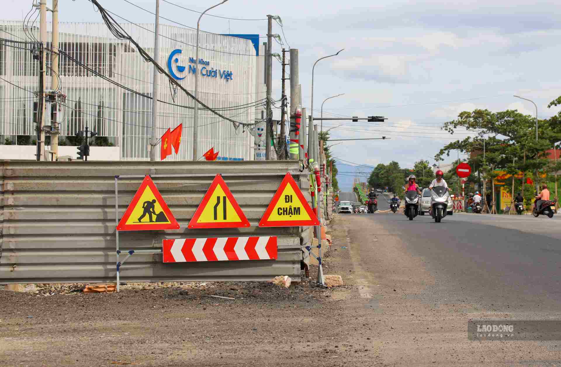 The connecting section with Nguyen Tat Thanh street is not yet finished with concrete, there are many gravels, making it difficult for people to move around, very slippery. Not only that, the connection point of the two roads is very messy, losing the urban beauty.