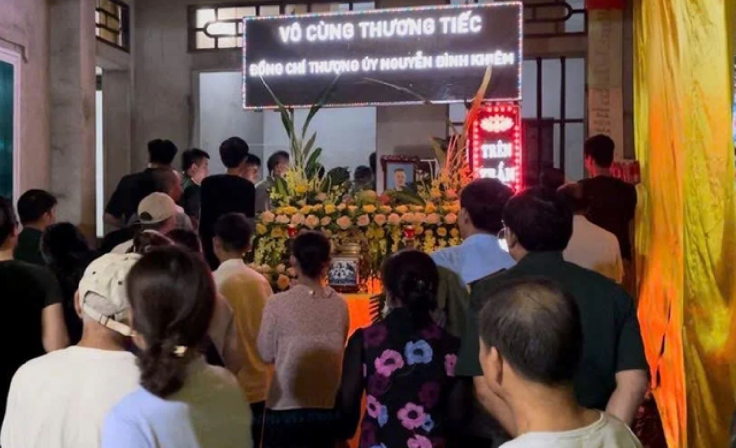 Lãnh đạo, cơ quan ban ngành địa phương, đồng đội và nhân dân tiếc thương viếng Thượng úy Nguyễn Đình Khiêm. Ảnh: Trần Lâm