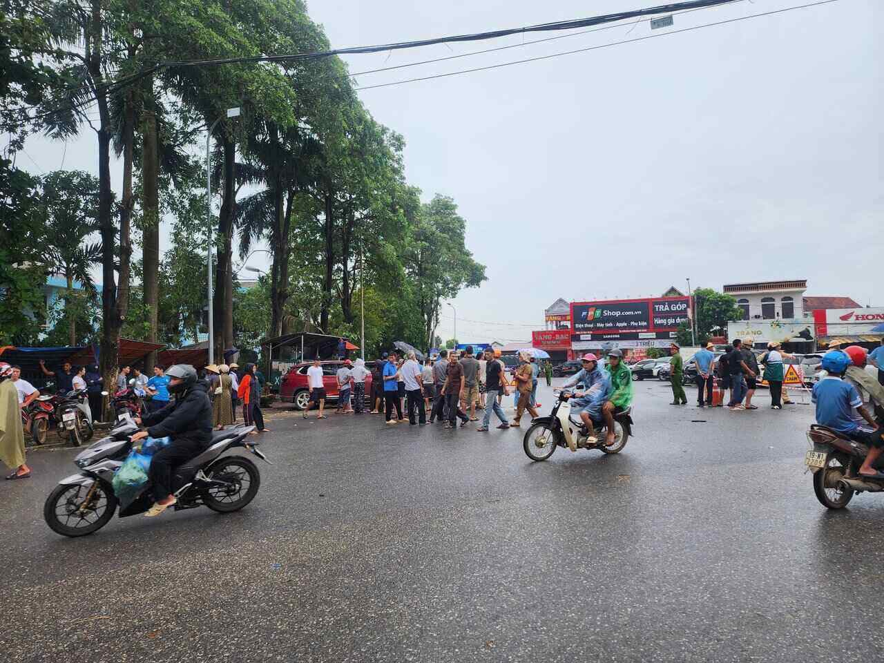 Crowds of people gathered near Phong Chau bridge. Photo: To Cong
