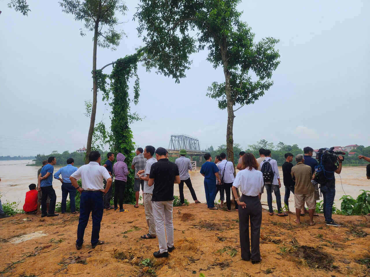 In addition, relatives of the missing victim were present at the scene. Photo: To Cong