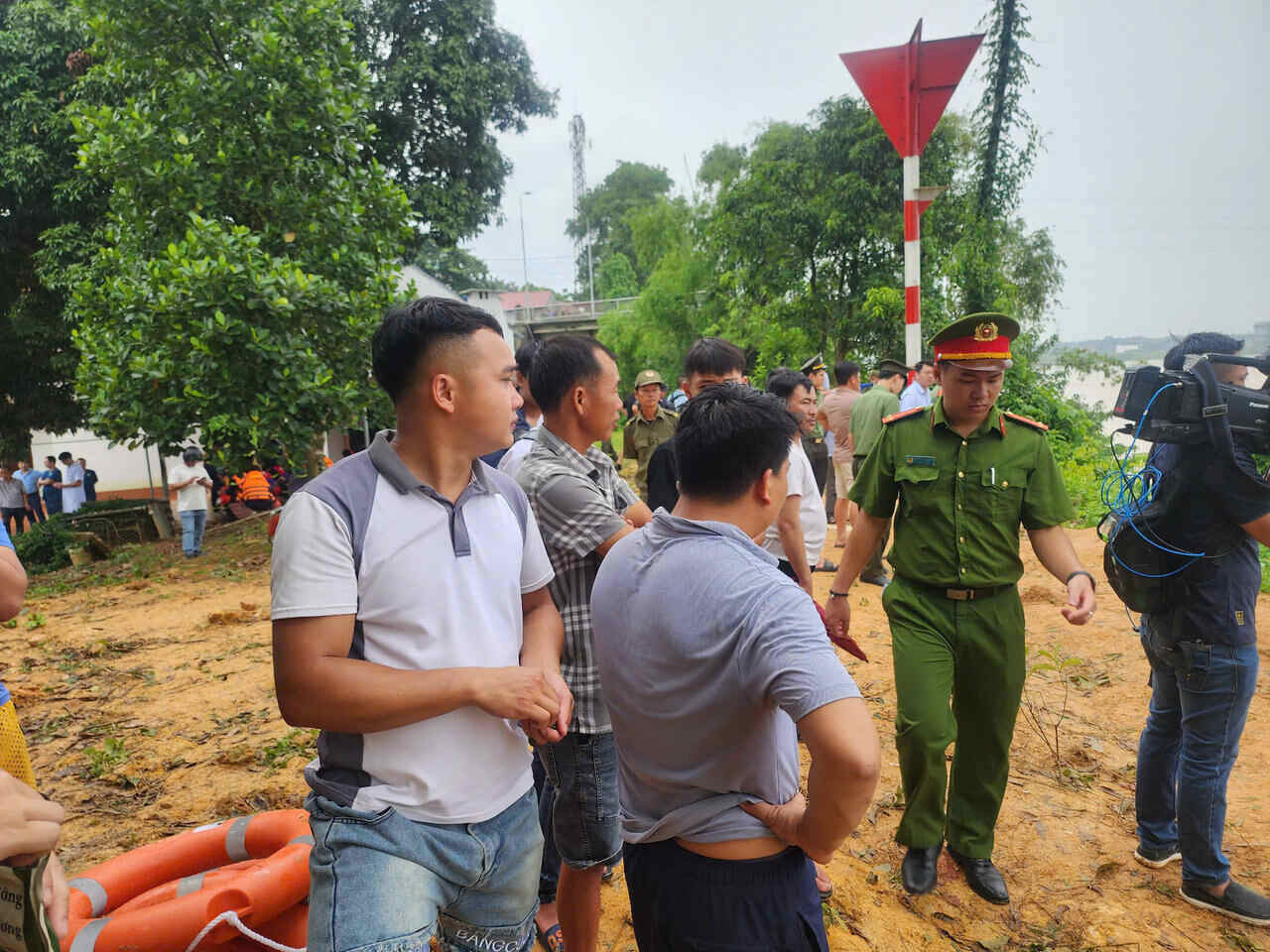 Many people gathered on both banks of the Red River to wait for a miracle. Photo: To Cong