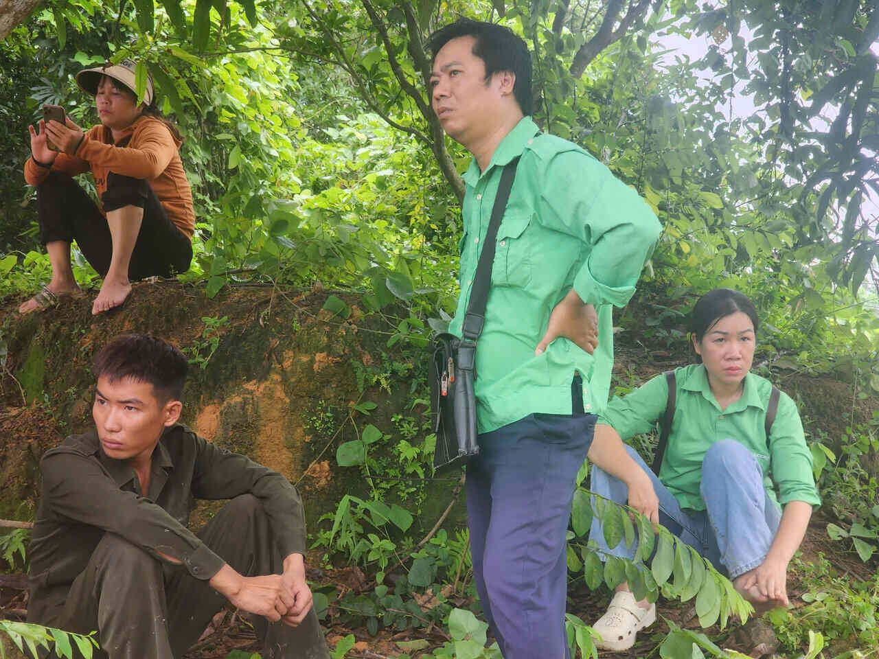 Mr. Dao Trong Thai (dark shirt) said: “I was working in Viet Tri, saw the bridge collapse online, called my relatives but couldn't get in touch so I ran here. When I looked at the cameras of the people around, I realized that my family's car, the driver who fell into the river was my brother-in-law. He was driving a tractor trailer." Photo: To Cong.