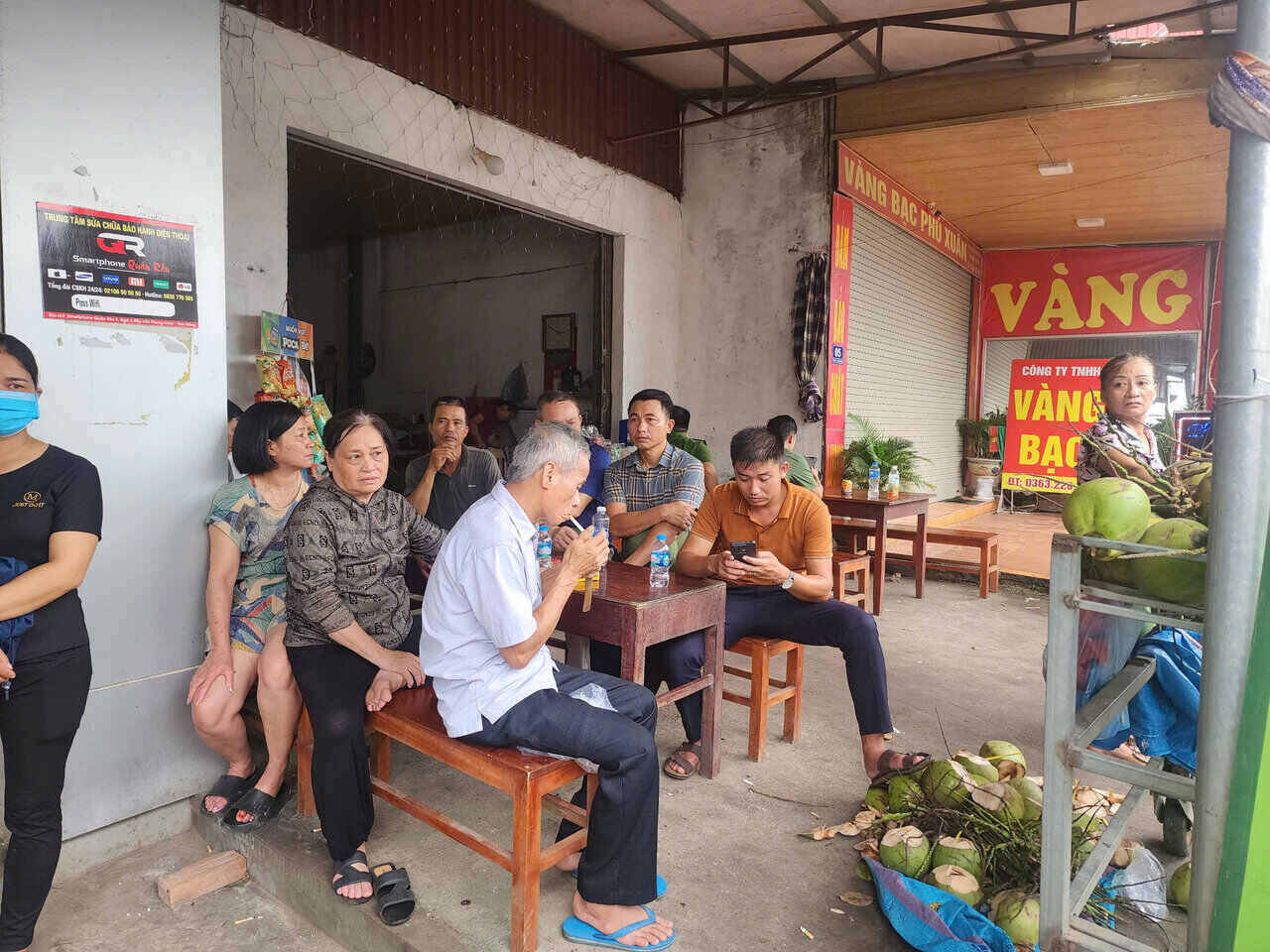 At the cafe near the scene, many people gathered to watch the incident. Photo: To Cong.