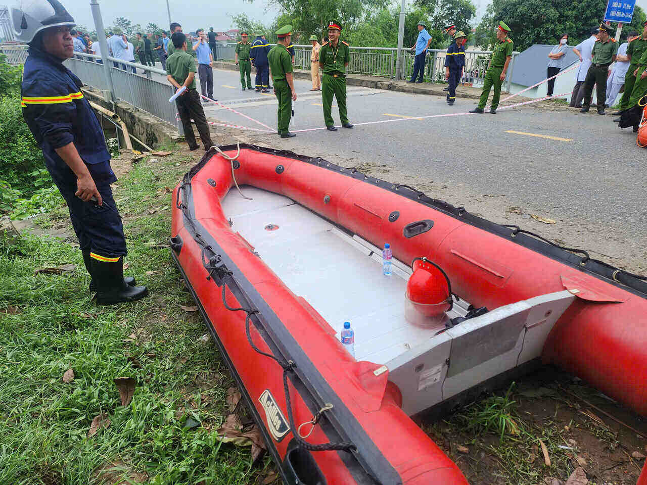 According to the People's Committee of Phu Tho province, preliminary determination was that at the time of the accident, there were 8 vehicles involved (including 1 truck, 1 car, 5 motorbikes, 1 electric bicycle); 5 injured people were rescued and taken to the emergency room at a medical facility. Currently, the functional forces are ready to search. Photo: To Cong