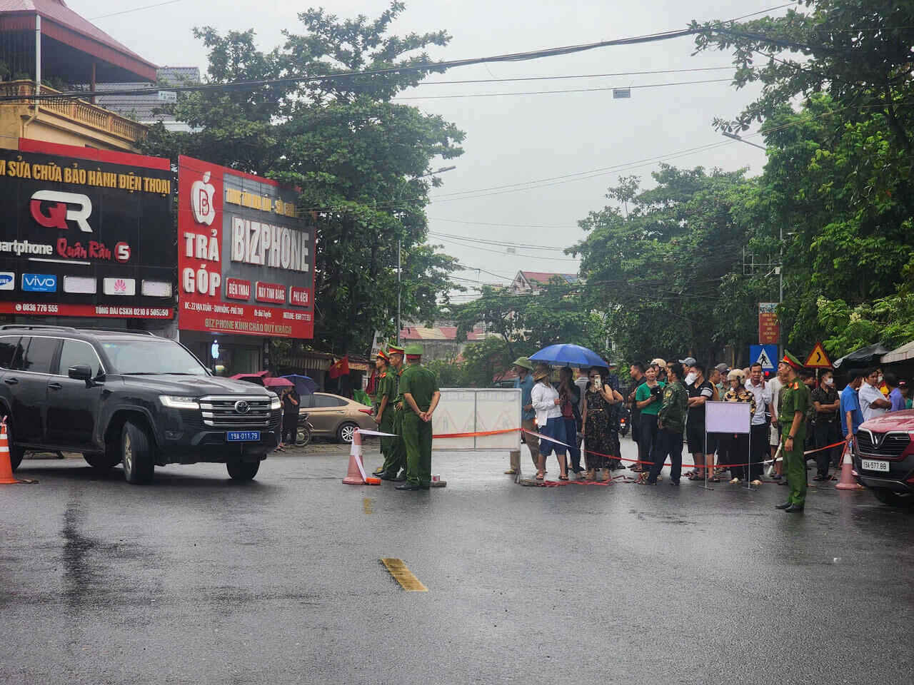 According to the reporter of Lao Dong Newspaper, the authorities are currently blocking off the scene. Photo: To Cong
