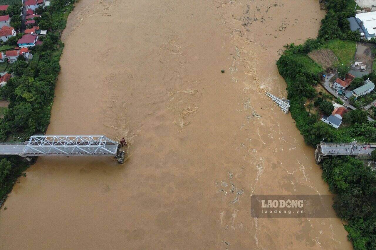 According to the report of Phu Tho Provincial People's Committee, at about 10:02 a.m. on September 9, Phong Chau bridge at Km18+300 of National Highway 32C (connecting Tam Nong and Lam Thao districts) collapsed. Photo: To Cong