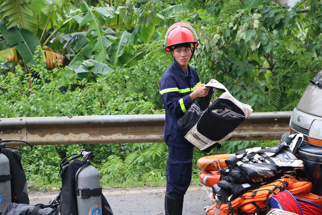 Soldiers are preparing protective gear. Photo: Nguyen Tung