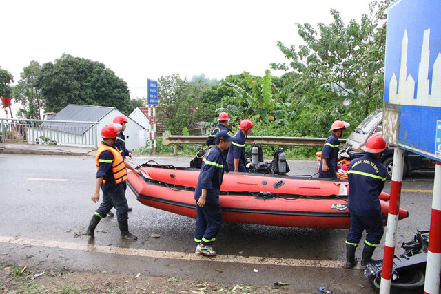 Rescue preparations are being made. Photo: Nguyen Tung