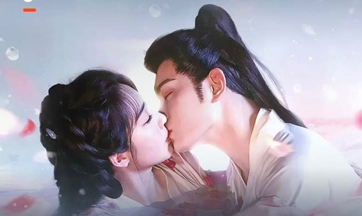 Đinh Vũ Hề, Đặng Ân Hi trong cảnh hôn của phim "Trường lạc khúc". Ảnh: Nhà sản xuất