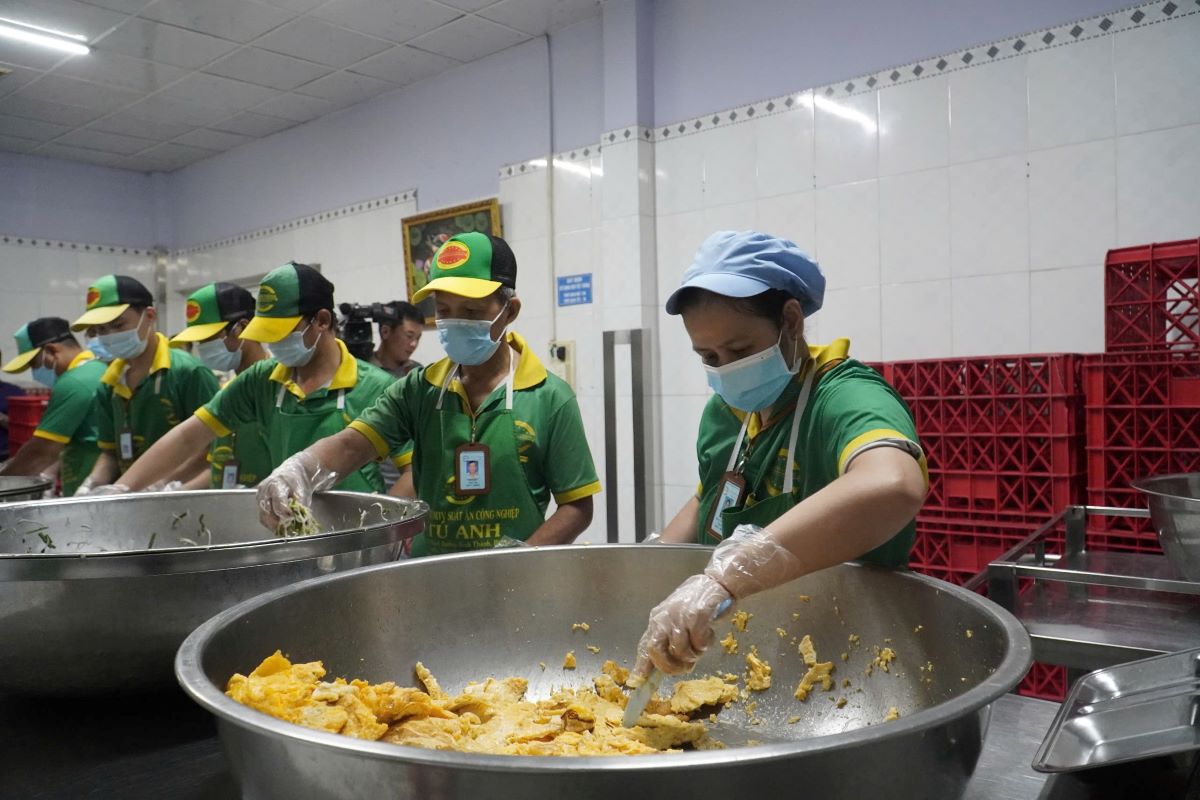 Đảm bảo suất ăn công nghiệp cho người lao động