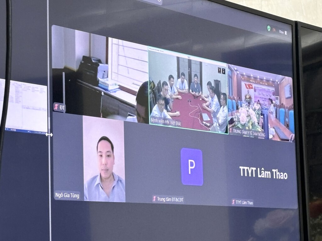 Các bác sĩ Bệnh viện Hữu nghị Việt Đức hội chẩn cấp cứu trực tuyến 3 nạn nhân vụ sập cầu Phong Châu. Ảnh: BVCC