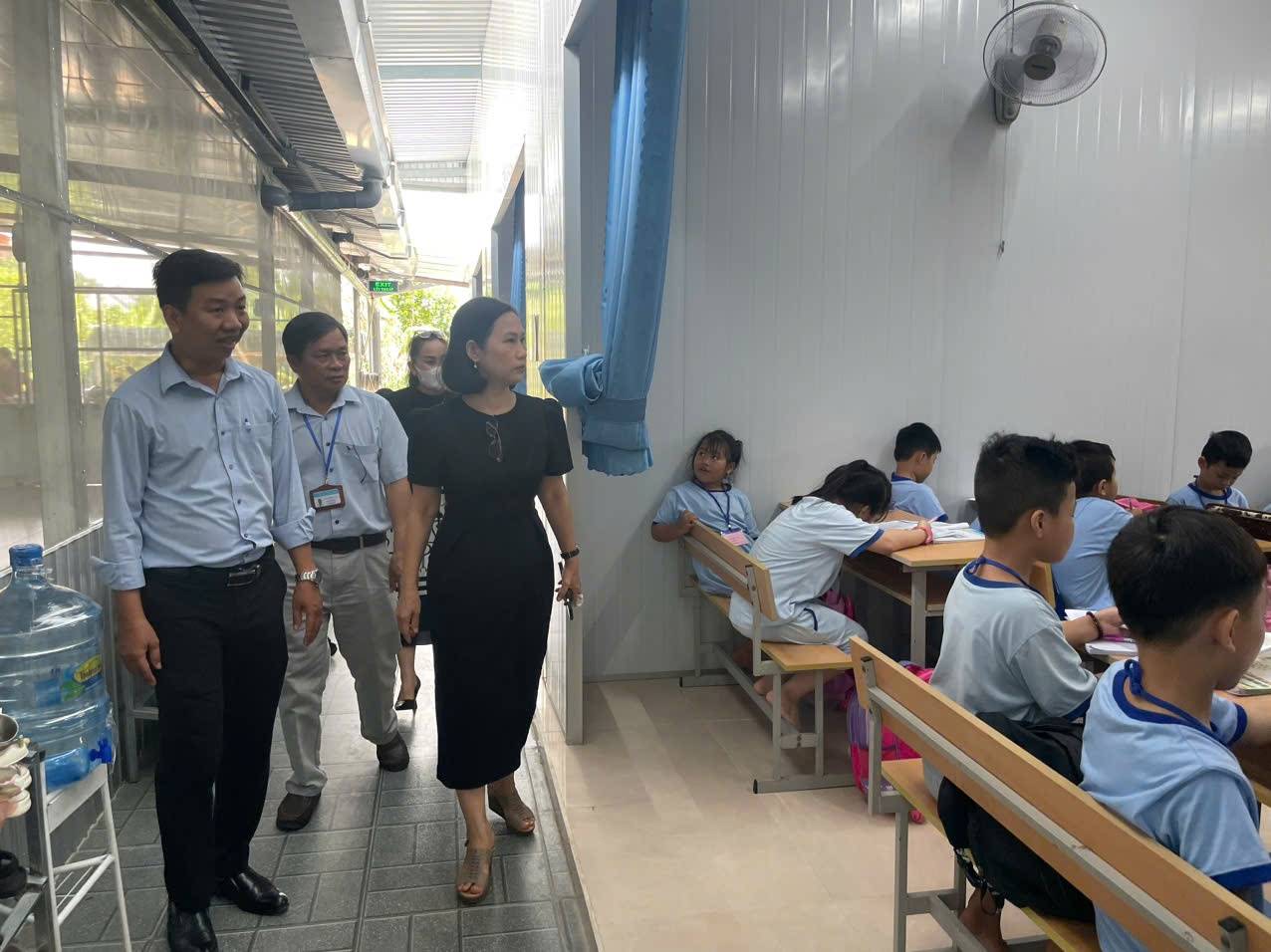 Cơ quan chức năng thành phố Bến Cát vào cuộc xác minh tình hình học tập của học sinh 2 cơ sở bán trú bên ngoài Trường Tiểu học Hòa Lợi. Ảnh: Đình Trọng