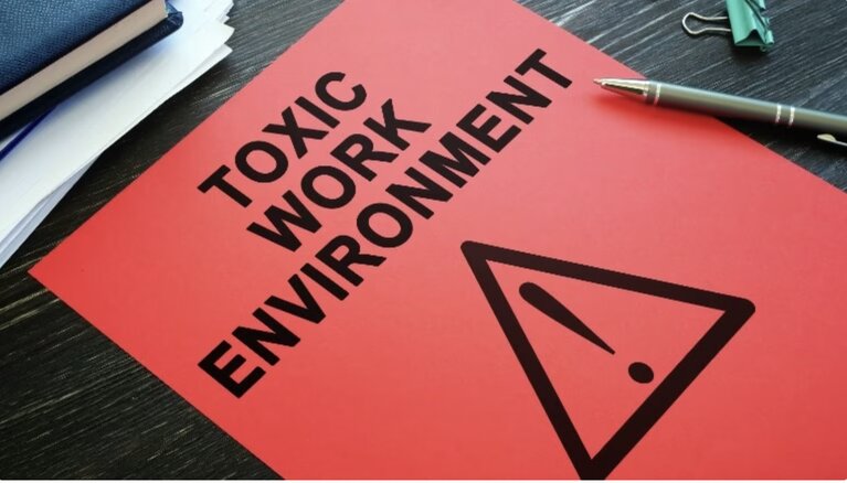 5 dấu hiệu cho thấy môi trường làm việc độc hại. Ảnh: Theo Healthshots.