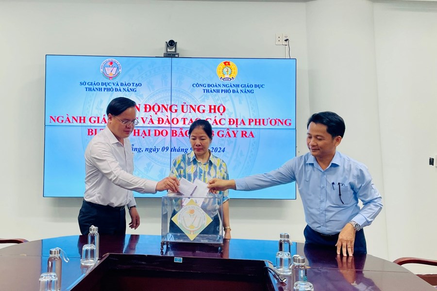 Công đoàn ngành Giáo dục TP Đà Nẵng vận động ủng hộ người dân vùng lũ. Ảnh: Công đoàn ngành Giáo dục