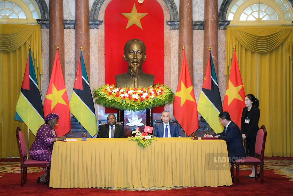 General Secretary and President To Lam and Mozambique President Filipe Jacinto Nyusi witnessed the signing ceremony of the cooperation document. Photo: Hai Nguyen