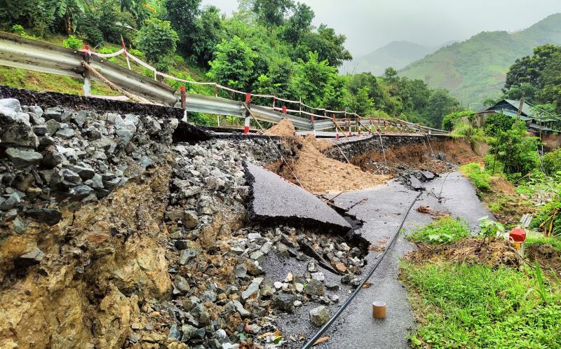 Storms and heavy rains caused serious landslides on National Highway 15C (section through Pu Nhi commune, Muong Lat district, Thanh Hoa). Photo: Minh Hoang