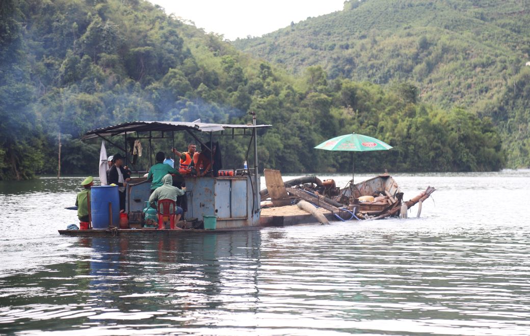 Police caught Mr. Tinh red-handed illegally mining sand. Photo: Phan Tuan