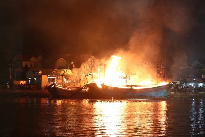 Tàu cá của ngư dân huyện Quỳnh Lưu (Nghệ An) bị cháy. Ảnh tư liệu: Hải Đăng