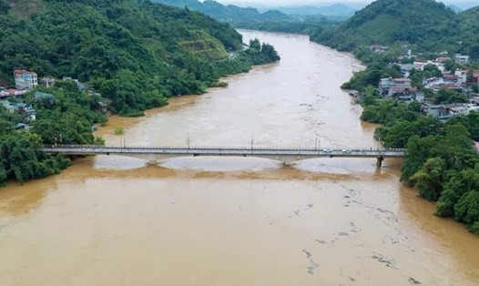 Cầu Vĩnh Lộc bắc qua sông Gâm (Chiêm Hóa, Tuyên Quang) bị cấm lưu thông sau vụ sập cầu Phong Châu. Ảnh chụp ngày 9.9.