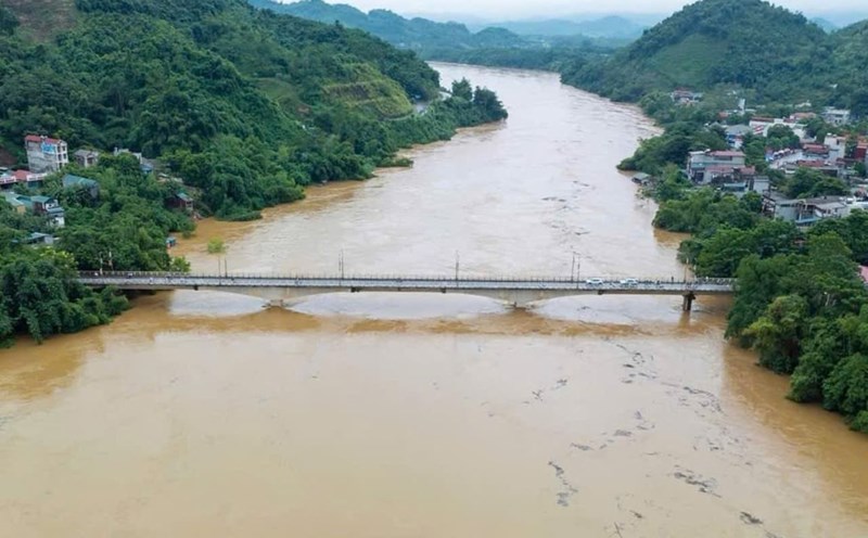 Cầu Vĩnh Lộc bắc qua sông Gâm (Chiêm Hóa, Tuyên Quang) bị cấm lưu thông sau vụ sập cầu Phong Châu. Ảnh chụp ngày 9.9.