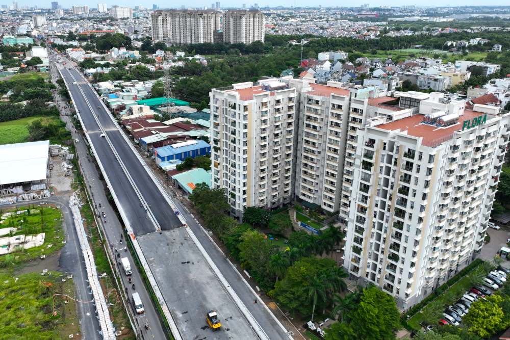 Nam Ly Bridge's opening date has been postponed to the end of September. Photo: Anh Tu