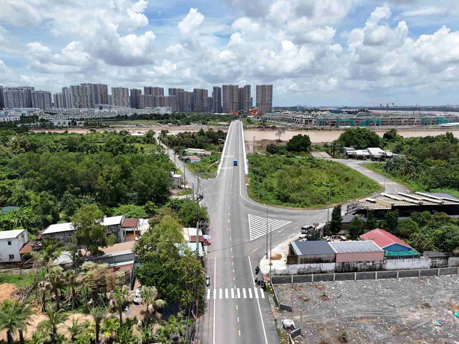 Long Phuoc Street connects to Long Dai Bridge, in front is Vinhome Grand Park residential area. Photo: Minh Quan