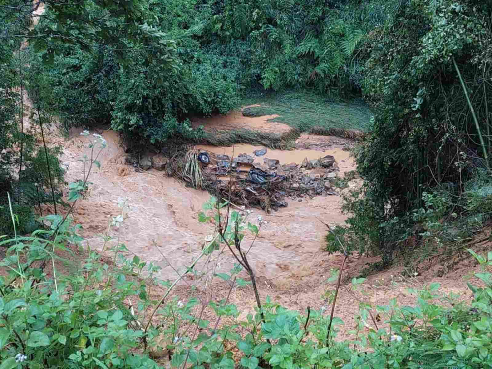 Lũ cô lập nơi xe khách ở Cao Bằng bị đất đá sạt lở cuốn trôi sông. Ảnh: Người dân cung cấp.
