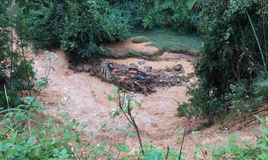 Lũ cô lập nơi xe khách ở Cao Bằng bị đất đá sạt lở cuốn trôi sông. Ảnh: Người dân cung cấp.