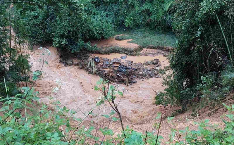 Lũ cô lập nơi xe khách ở Cao Bằng bị đất đá sạt lở cuốn trôi sông. Ảnh: Người dân cung cấp.