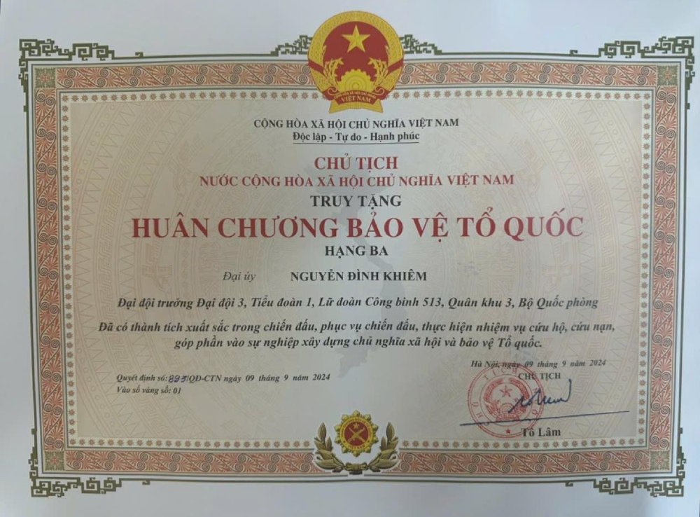 Chủ tịch nước ký quyết định truy tặng Huân chương Bảo vệ Tổ quốc hạng Ba cho Đại úy Nguyễn Đình Khiêm đã hy sinh trong bão số 3. Ảnh: Bộ Quốc phòng