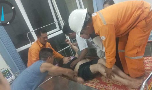 Tổng Giám đốc EVNCPC khen thưởng nhóm công nhân Điện lực Bố Trạch, Quảng Bình cứu người bị điện giật. Ảnh: Ngọc Thạch