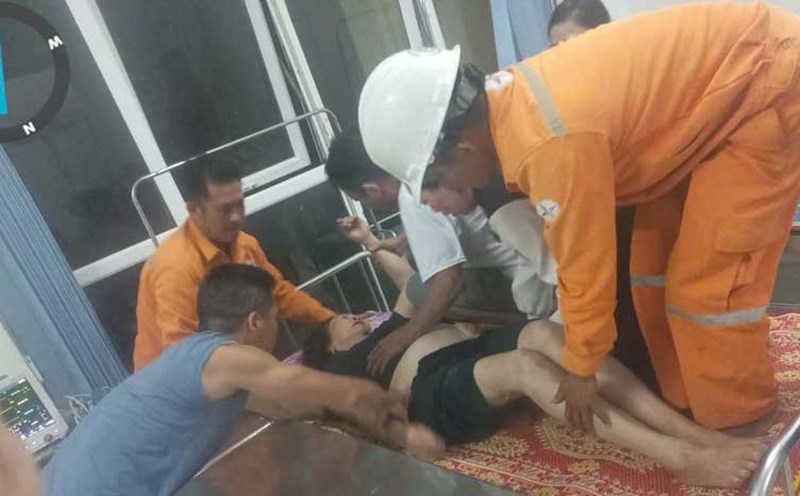 Tổng Giám đốc EVNCPC khen thưởng nhóm công nhân Điện lực Bố Trạch, Quảng Bình cứu người bị điện giật. Ảnh: Ngọc Thạch