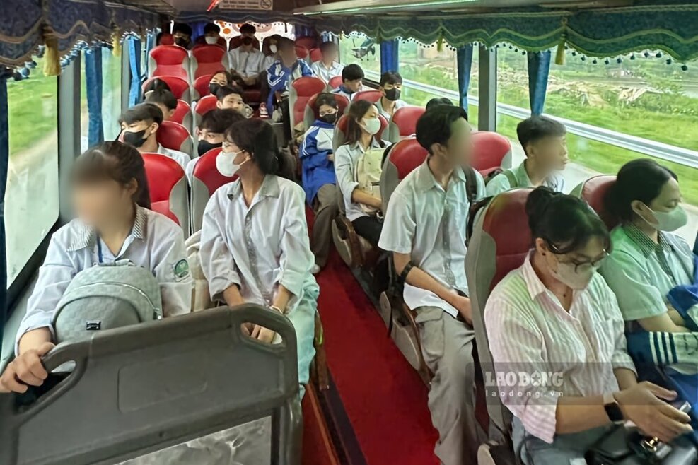 Nhà xe tại xã Phùng Nguyên, huyện Lâm Thao đưa đón học sinh miễn phí sau vụ sập cầu Phong Châu. Ảnh: NVCC.