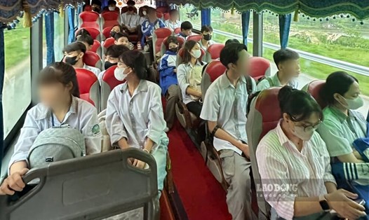 Nhà xe tại xã Phùng Nguyên, huyện Lâm Thao đưa đón học sinh miễn phí sau vụ sập cầu Phong Châu. Ảnh: NVCC.